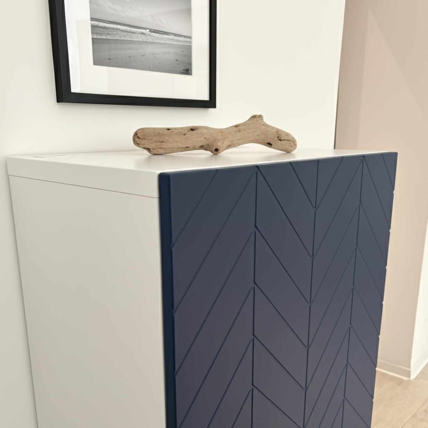 Frontura Boneo Möbelfront groß in Dunkelblau an einem IKEA BESTÅ Sideboard