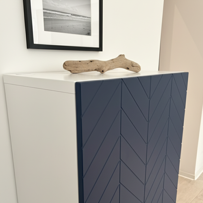 Frontura Boneo Möbelfront groß in Dunkelblau an einem IKEA BESTÅ Sideboard