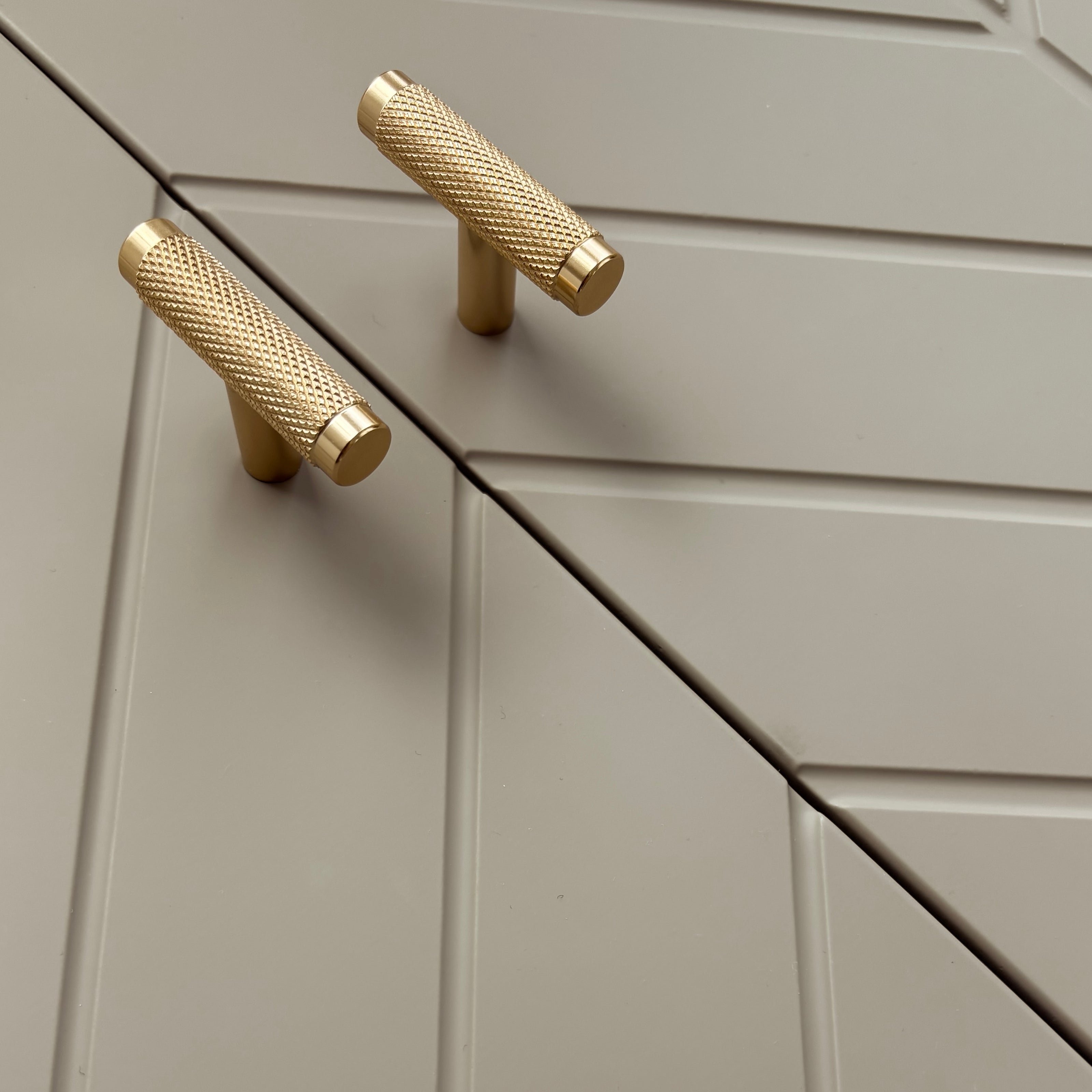 Frontura Boneo Möbelfront für IKEA BESTÅ in grau-beige mit T-Bar Möbelknopf