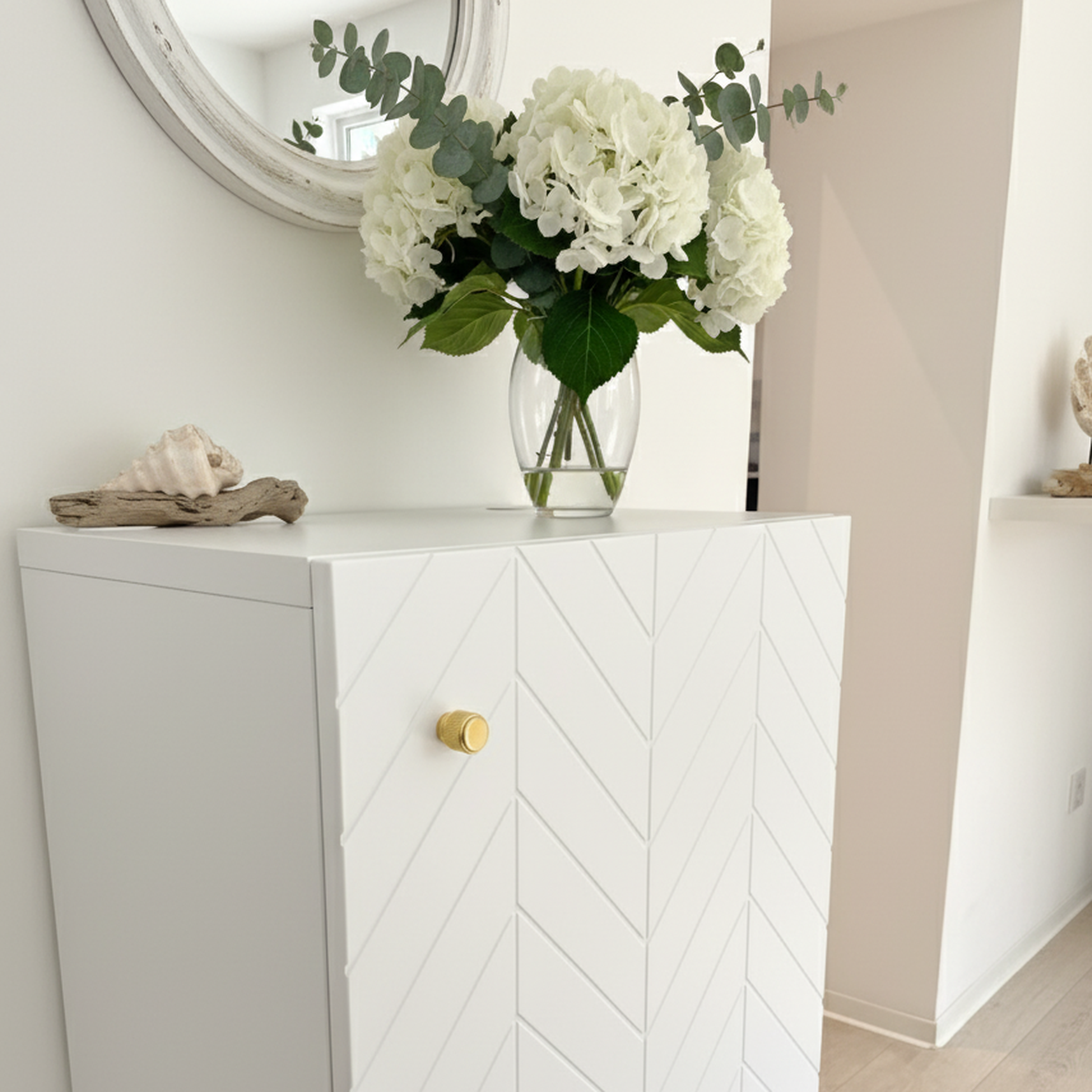 Frontura Boneo Möbelfront groß in weiss an einem IKEA BESTÅ Sideboard