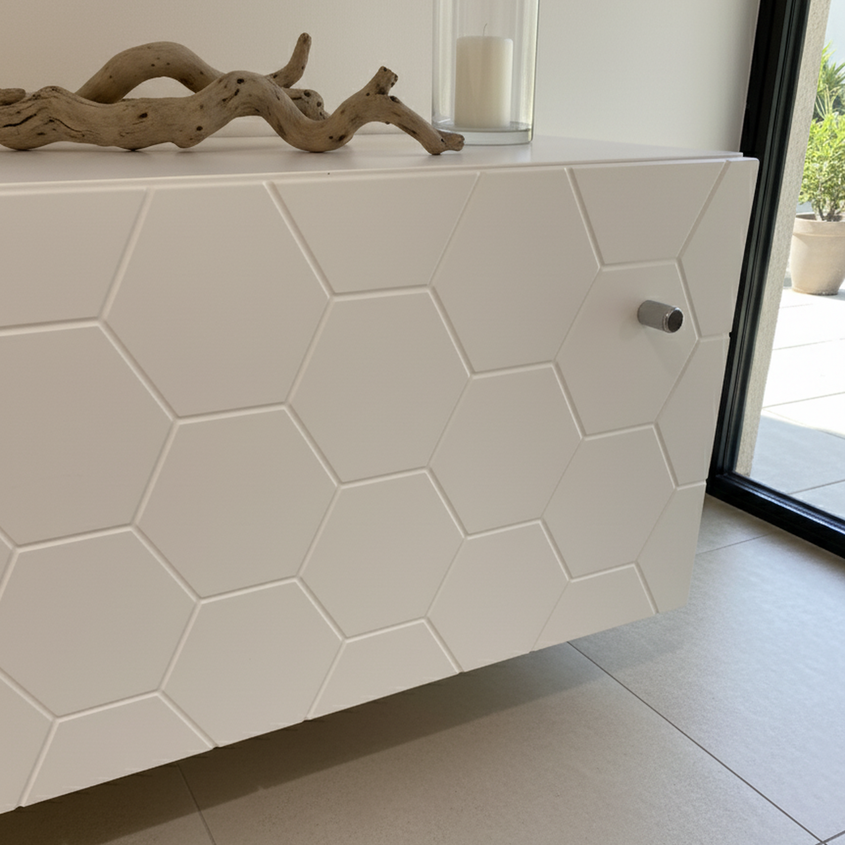 Frontura Hexory Möbelfront klein in weiss an einem IKEA BESTÅ Sideboard