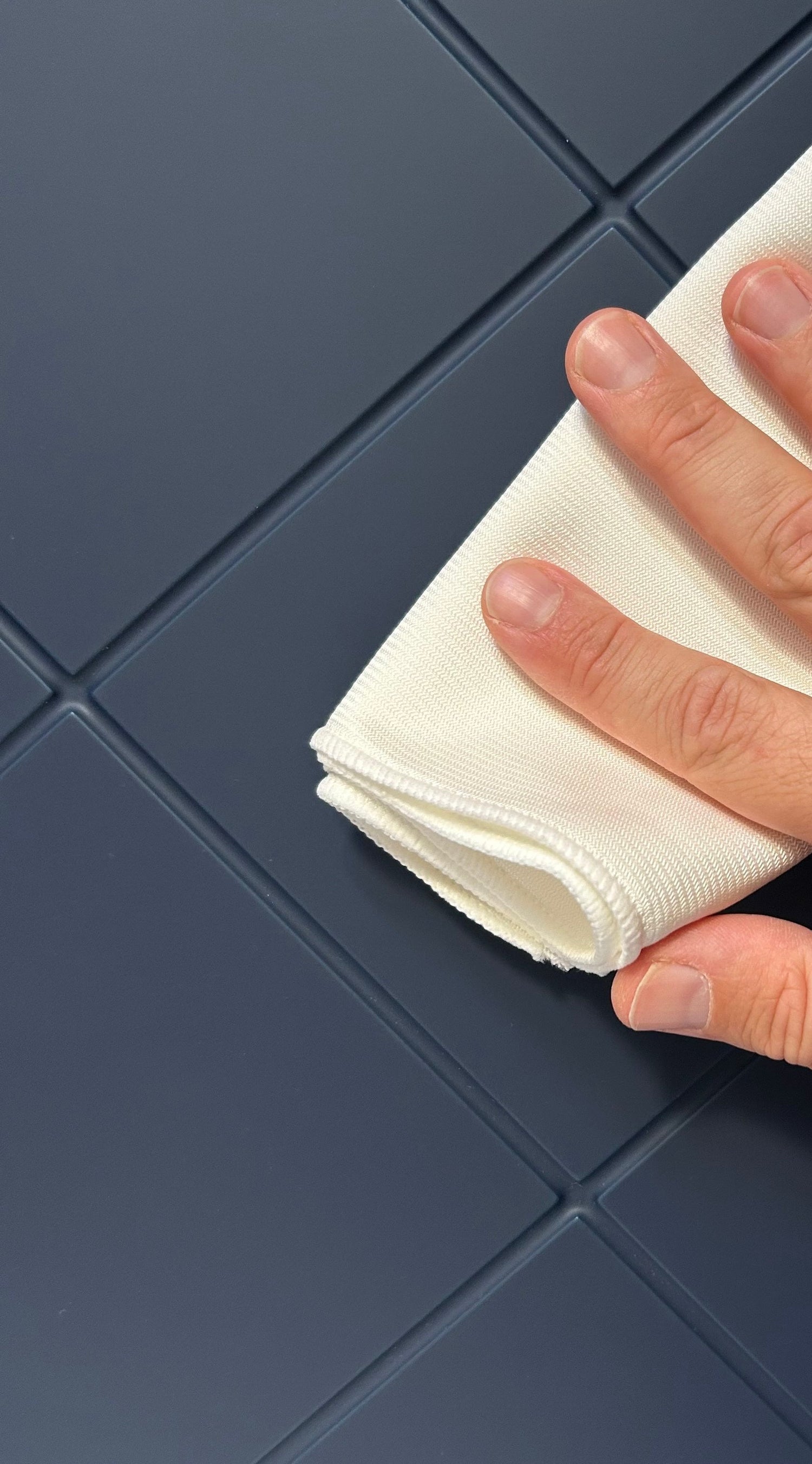 Reinigung einer Frontura Möbelfront mit einem weichen Reinigungstuch für IKEA BESTÅ