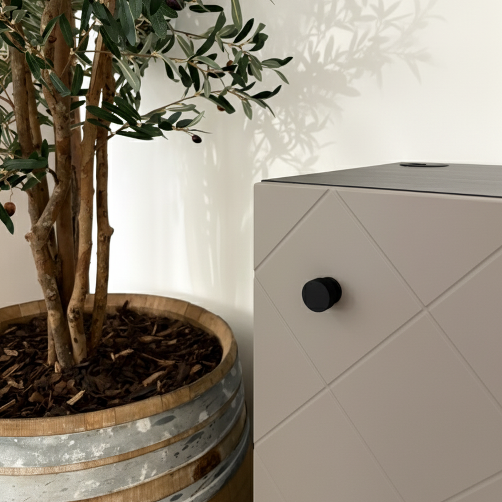 Frontura Tabula Möbelfront groß in grau-beige an einem IKEA BESTÅ Sideboard